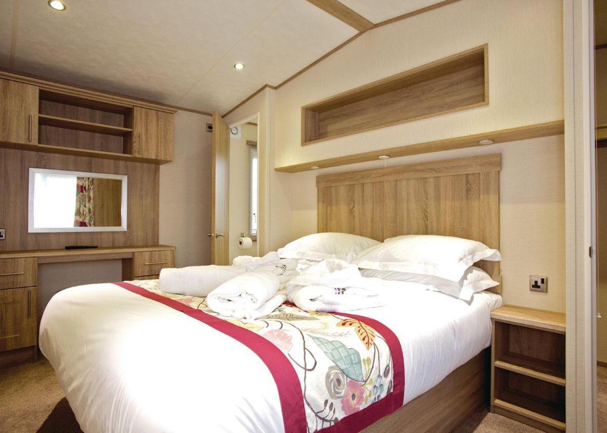 Piran Meadows Resort New Quay Buitenkant foto